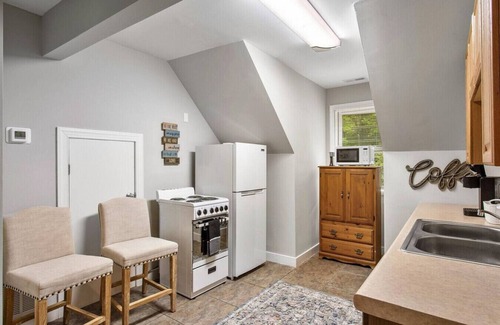 North Chesterfield House | Modern Comforts, Classic Charm: Neighborhood Gem