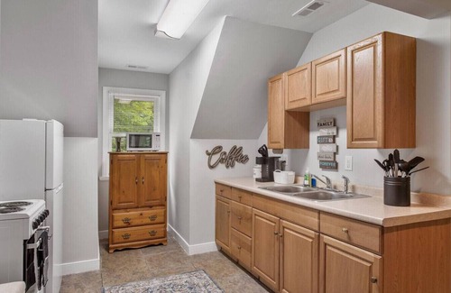 North Chesterfield House | Modern Comforts, Classic Charm: Neighborhood Gem