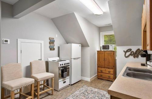North Chesterfield House | Modern Comforts, Classic Charm: Neighborhood Gem