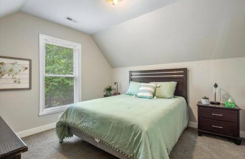 North Chesterfield House | Modern Comforts, Classic Charm: Neighborhood Gem