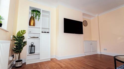 Hatfield Apartment | Modern, comfy 2 bedroom House in Hatfield, town centre, free parking, large garden