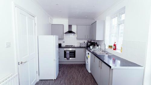 Hatfield Apartment | Modern, comfy 2 bedroom House in Hatfield, town centre, free parking, large garden