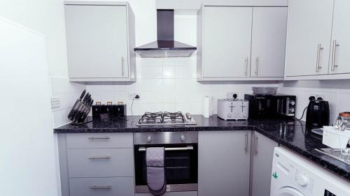 Hatfield Apartment | Modern, comfy 2 bedroom House in Hatfield, town centre, free parking, large garden