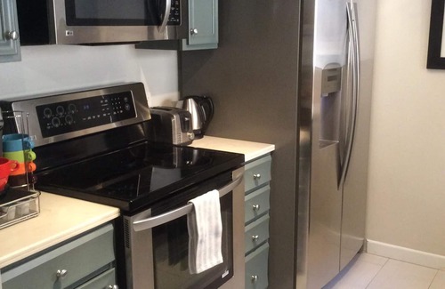 Warm Sands Condo | Modern Comfy 2 BR 2 BA Ground Floor Condo Steps to Downtown PS