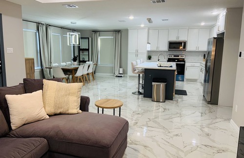 Fort Worth House | Modern Comfy Home in DFW