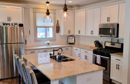 Lockeland Springs House | Modern & Comfy ~ Mins to Stadium & Downtown ~ Deck