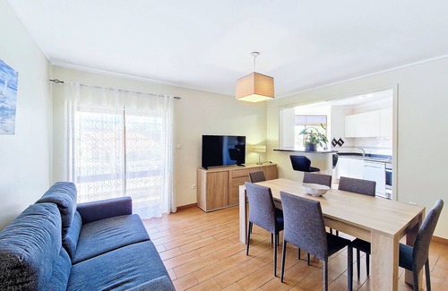Barra Apartment | Modern & comfy: Beach 4min walk , Balcony , 3 bedrooms, sleeps 8