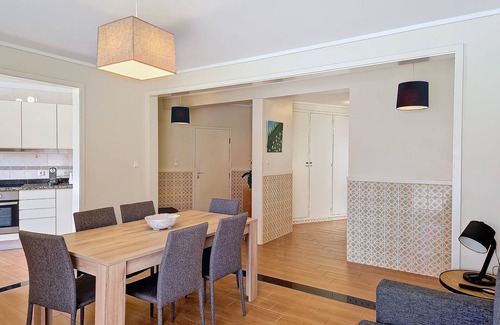 Barra Apartment | Modern & comfy: Beach 4min walk , Balcony , 3 bedrooms, sleeps 8