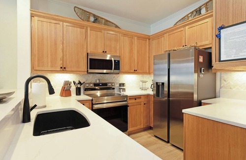 Avon Condo | Modern Condo Across the Street from Ski Resort! Tons of Amenities