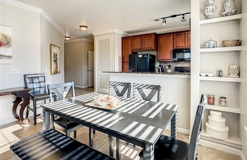 Wellington Condo | Modern condo close to restaurants and food store and only 25 minutes to Disney.