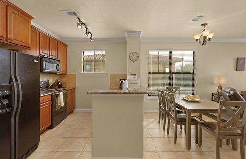 Wellington Condo | Modern condo close to restaurants and food store and only 25 minutes to Disney.