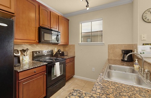 Wellington Condo | Modern condo close to restaurants and food store and only 25 minutes to Disney.