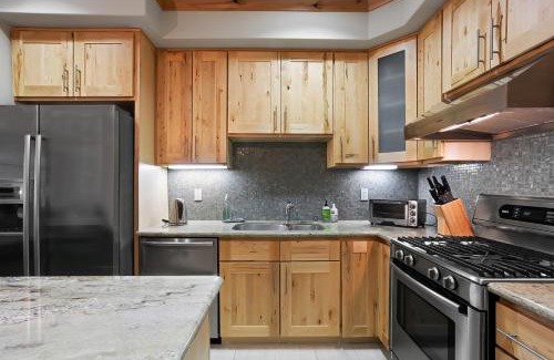 Bear Valley Apartment | Modern Condo - EV Plug In - SM 301