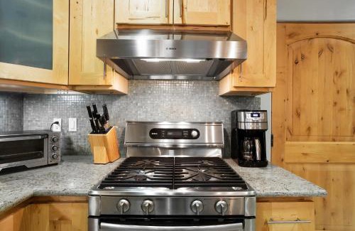 Bear Valley Apartment | Modern Condo - EV Plug In - SM 301