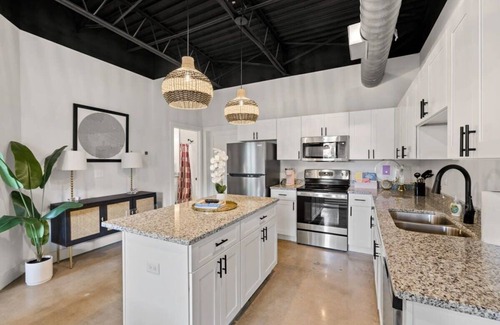Nashville Condo | Modern Condo Hideaway –Sleeps 2, Pets OK, 8min BNA