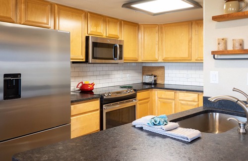 Frisco Condo | Modern Condo. Hot tub. Amazing Lake views. Mural.