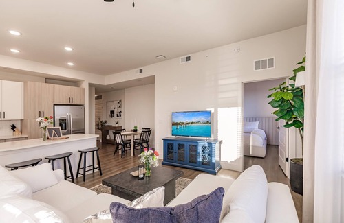 Downtown Historic District Apartment | Modern Condo in Downtown River District with Pool, Gym, Hot Tub