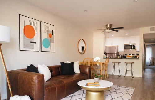 Westlake Village Condo | Modern Condo Near Malibu w/ King Bed, Gym, Hot Tub