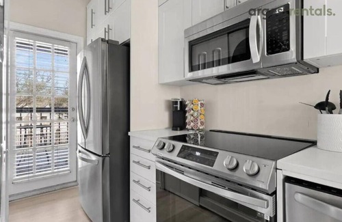 Dallas Apartment | Modern Condo/Pool/balcony/Gated/Pets!