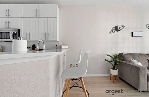 Dallas Apartment | Modern Condo/Pool/balcony/Gated/Pets!