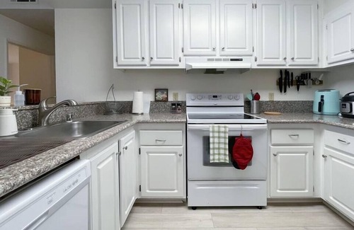 Arden-Arcade Apartment | Modern Condo+ Pool +Gym+ Parking