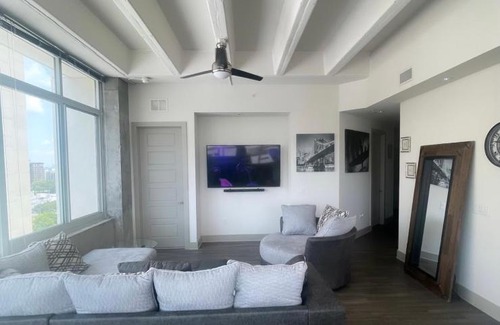 Cabbagetown Apartment | Modern Condo w/ Skyview