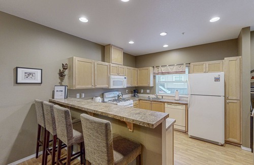 Government Camp Condo | Modern condo w/shared pool/hot tub - steps to town, near skiing