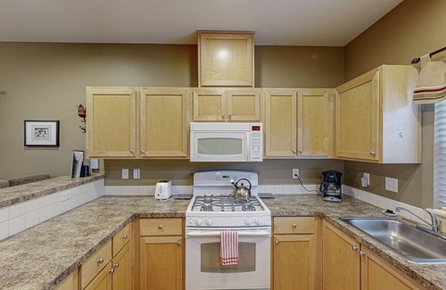 Government Camp Condo | Modern condo w/shared pool/hot tub - steps to town, near skiing