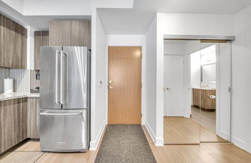 Humber Bay Shores Apartment | Modern Condo with Balcony, Gym and Free Parking