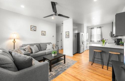 East Cesar Chavez Apartment | Modern Condo with Parking - A