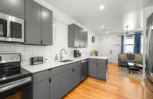East Cesar Chavez Apartment | Modern Condo with Parking - A