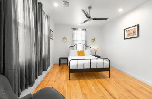 East Cesar Chavez Apartment | Modern Condo with Parking - A