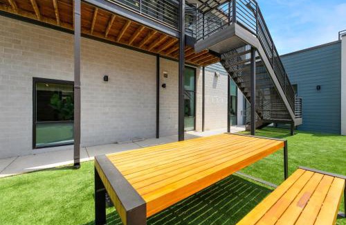 East Cesar Chavez Apartment | Modern Condo with Parking - A