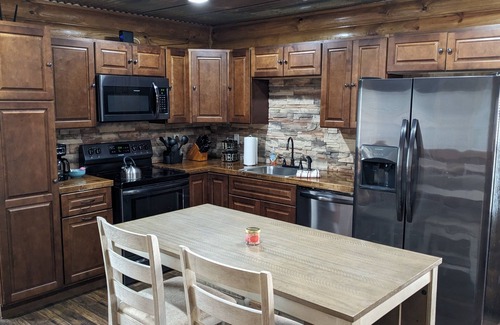 Rocky Top Cabin | Modern constructed cabin close to Windrock trails!