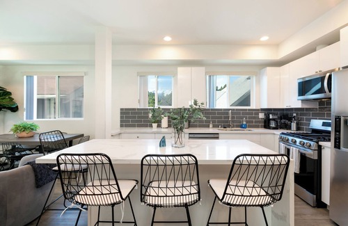 Pico-Union House | Modern construction with chic decor, conveniently located near Downtown and Hollywood