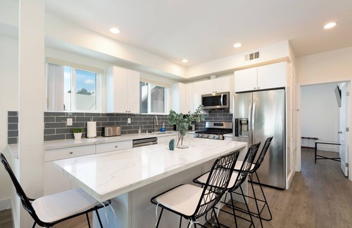 Pico-Union House | Modern construction with chic decor, conveniently located near Downtown and Hollywood