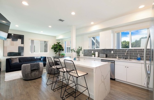 Pico-Union House | Modern construction with chic decor, conveniently located near Downtown and Hollywood