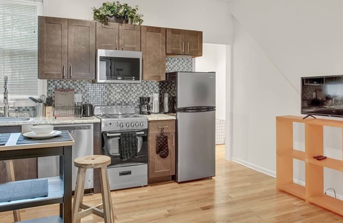 Point Breeze Apartment | Modern Contemporary-Style 2BR Apt. by A.C.T.