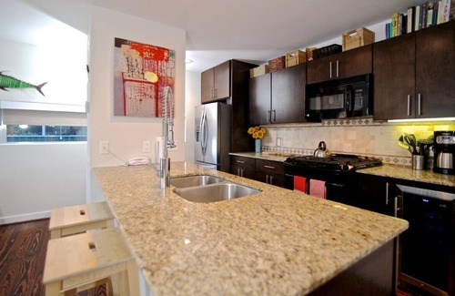 South Central Houston House | Modern Contemporary 3 story townhome in East Downtown w/rooftop deck.