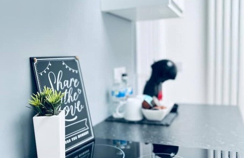Wigan Apartment | Modern contemporary studio flat 5 min from M6
