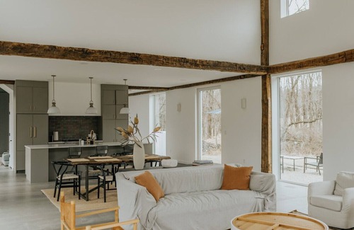 Hyde Park House | Modern Converted Barn with Hot Tub!