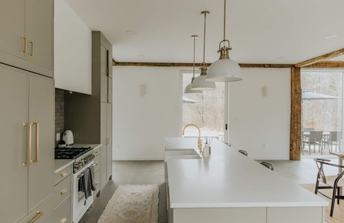 Hyde Park House | Modern Converted Barn with Hot Tub!