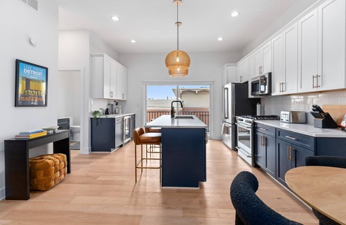 Corktown House | Modern Corktown Retreat|2BR|2.5BA|2CarPkg