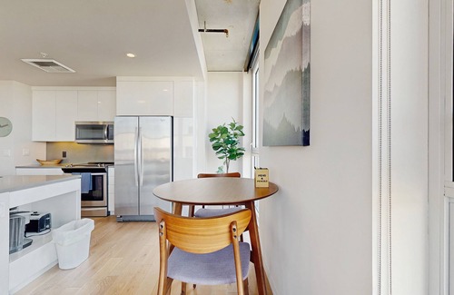 Uptown Apartment | Modern corner apartment w/city view, central location - gym & bike storage