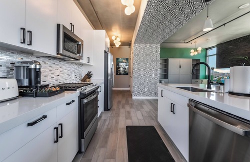 Downtown Las Vegas Apartment | Modern Corporate Condo with Vibrant Views of Las Vegas