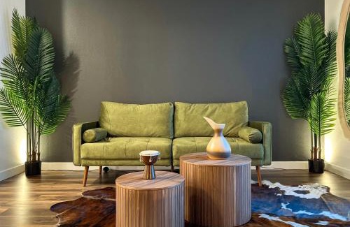 Hollywood Apartment | Modern Cosmopolitan Home in Hollywood-Free Parking