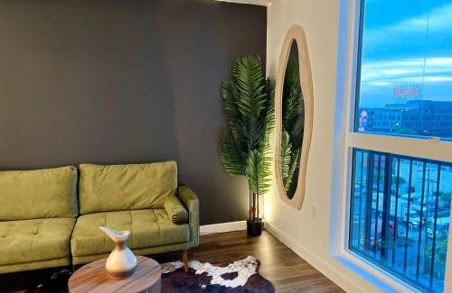 Hollywood Apartment | Modern Cosmopolitan Home in Hollywood-Free Parking