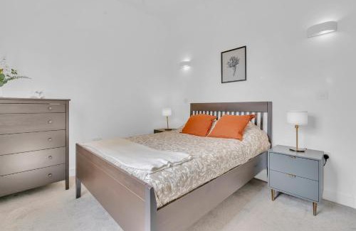 Turnham Green Apartment | Modern Cosy 2 bed apartment, Smart TV & NETFLIX with private balcony and city view