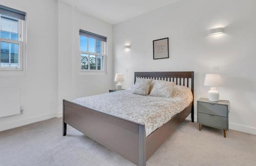 Turnham Green Apartment | Modern Cosy 2 bed apartment, Smart TV & NETFLIX with private balcony and city view
