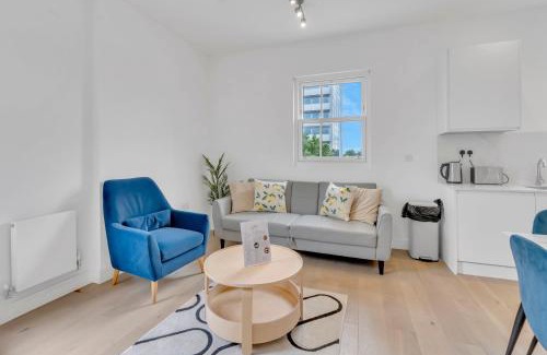 Turnham Green Apartment | Modern Cosy 2 bed apartment, Smart TV & NETFLIX with private balcony and city view